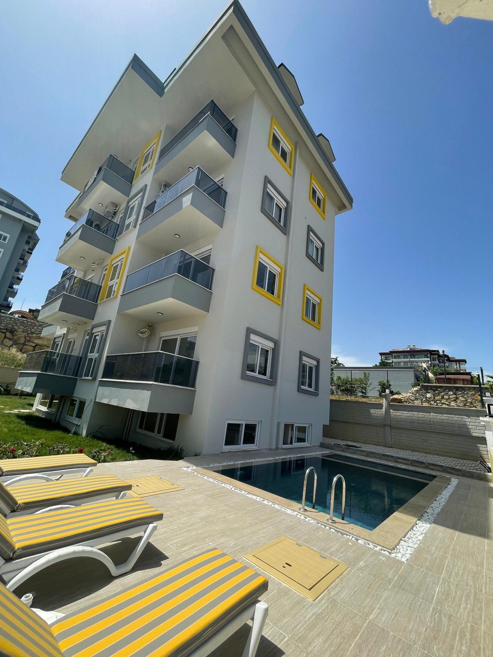 Alanya Avsallar'da Havuzlu Sitede Satılık 1+1 Daire
