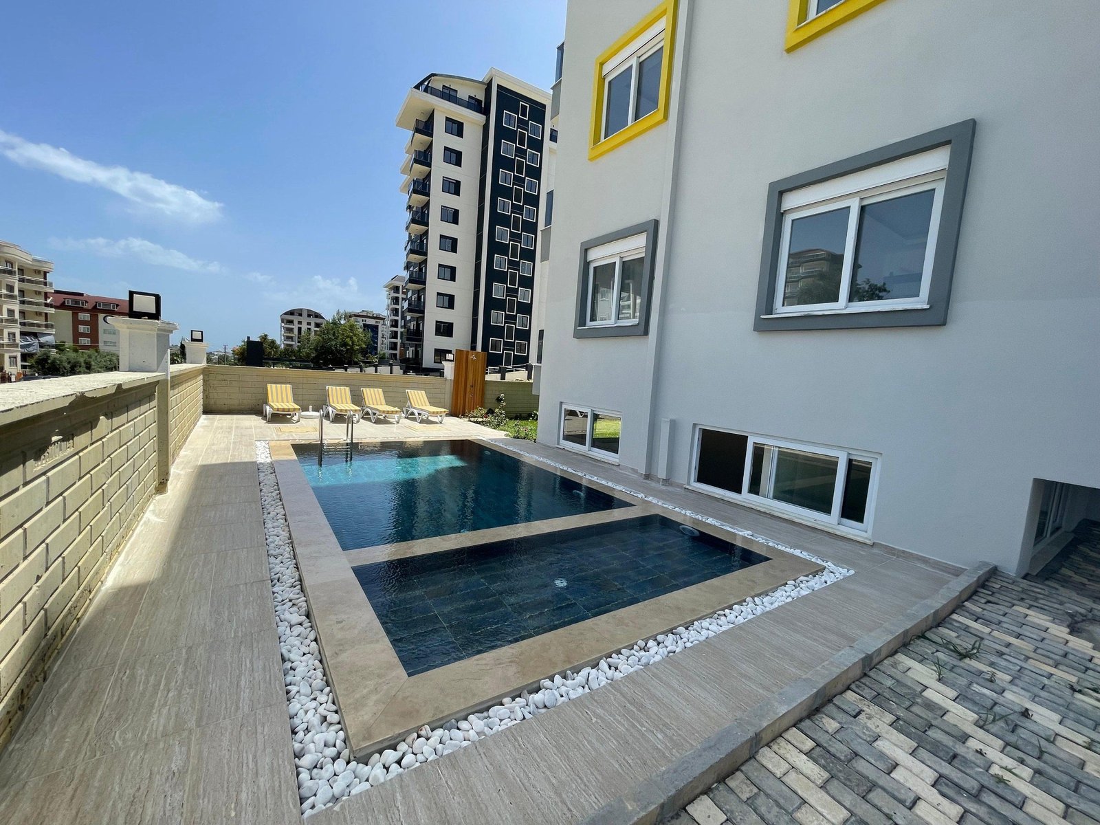 Alanya Avsallar'da Havuzlu Sitede Satılık 1+1 Daire