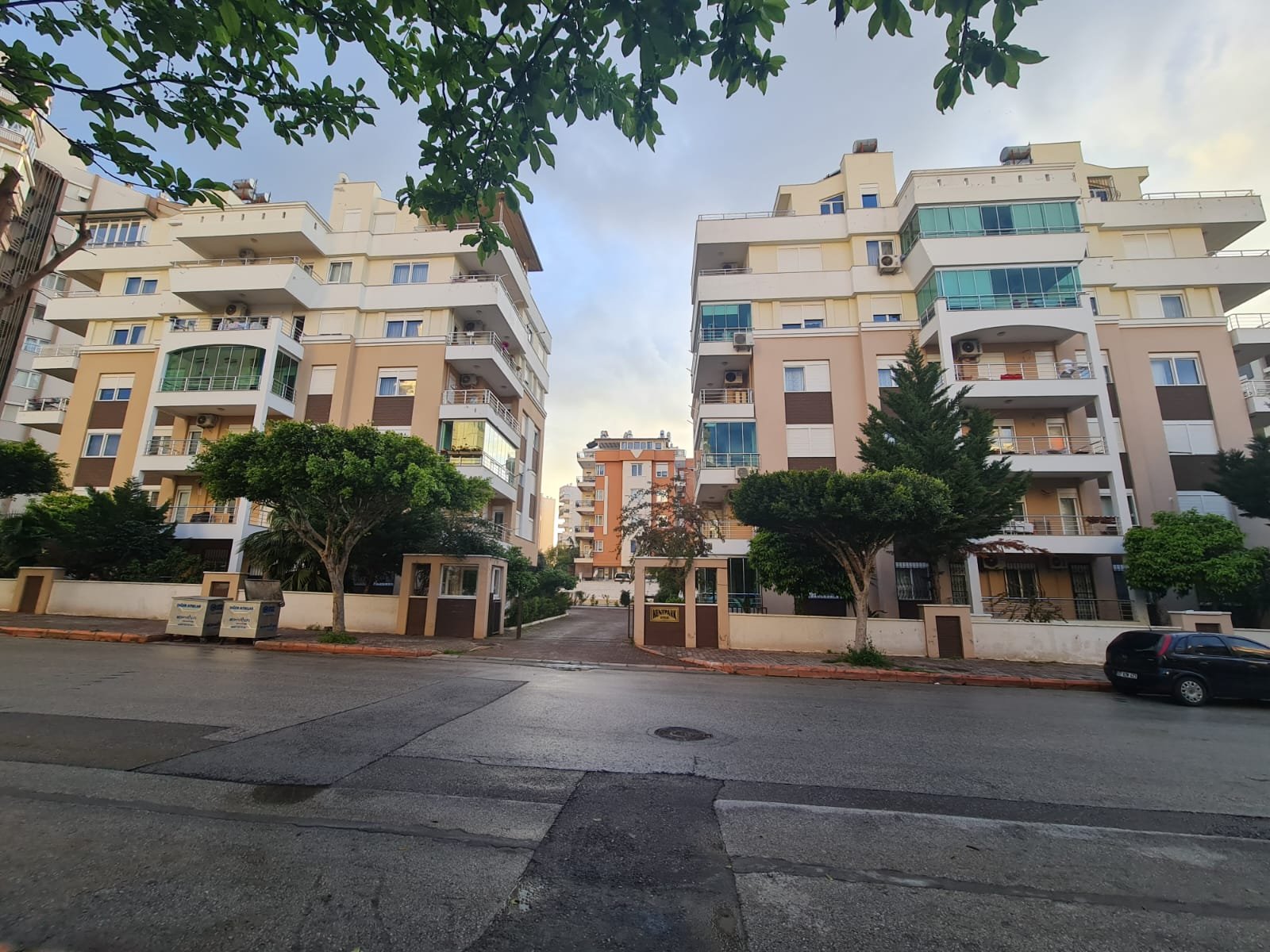 ANTALYA KONYALTI ÖĞRETMENLER EVİ MAHALESİNDE HAVUZLU SİTE İÇİNDE SATILIK DUBLEKS DAİRE