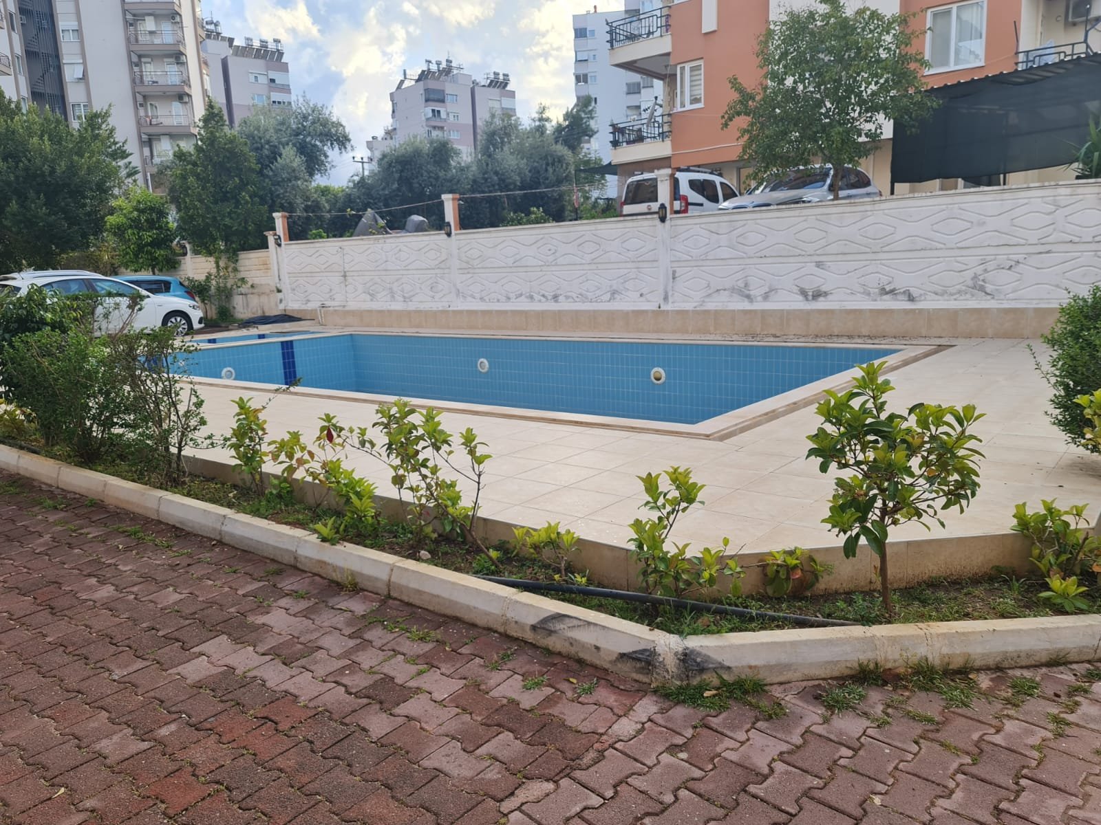 ANTALYA KONYALTI ÖĞRETMENLER EVİ MAHALESİNDE HAVUZLU SİTE İÇİNDE SATILIK DUBLEKS DAİRE