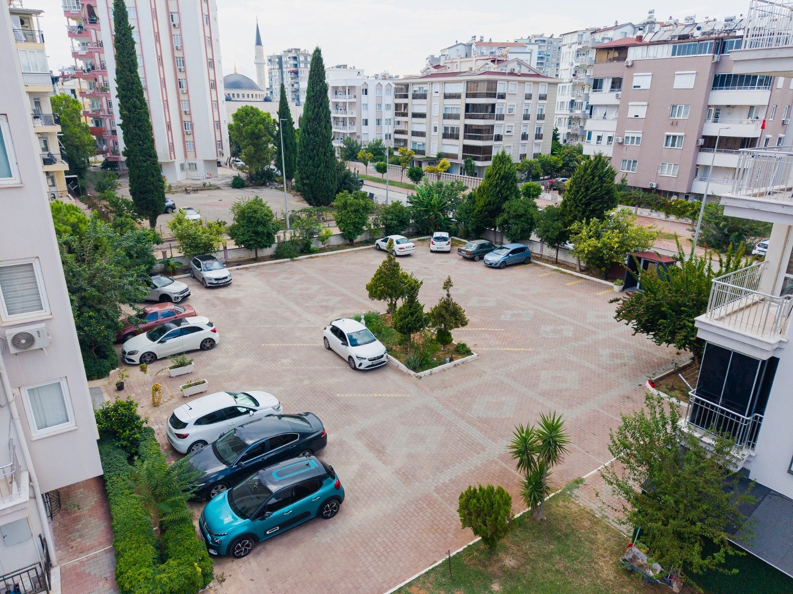 ÇAĞLAYANDA HAVUZLU SİTEDE 2+1 HAVUZ CEPHELİ DENİZE YAKIN