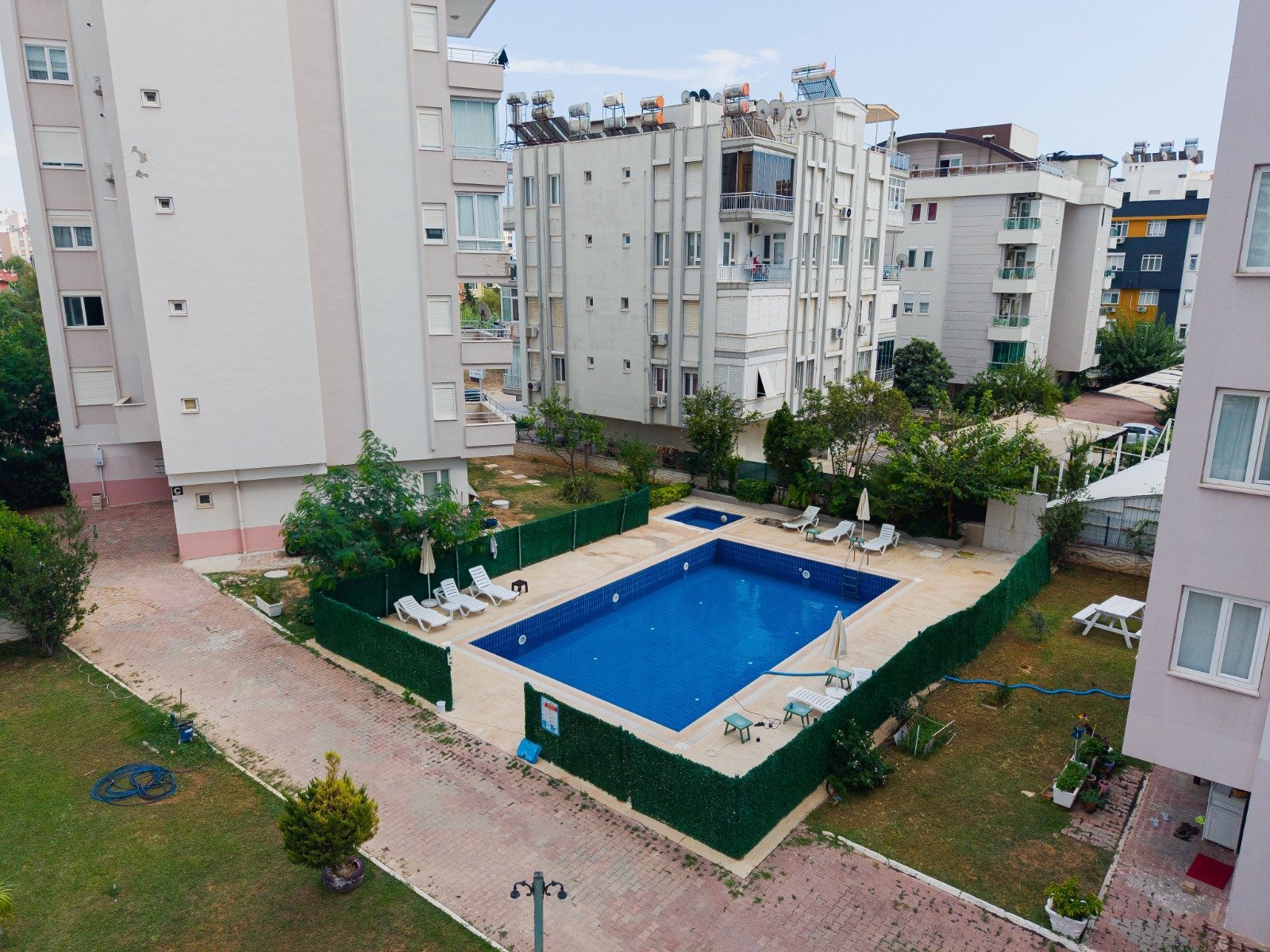ÇAĞLAYANDA HAVUZLU SİTEDE 2+1 HAVUZ CEPHELİ DENİZE YAKIN