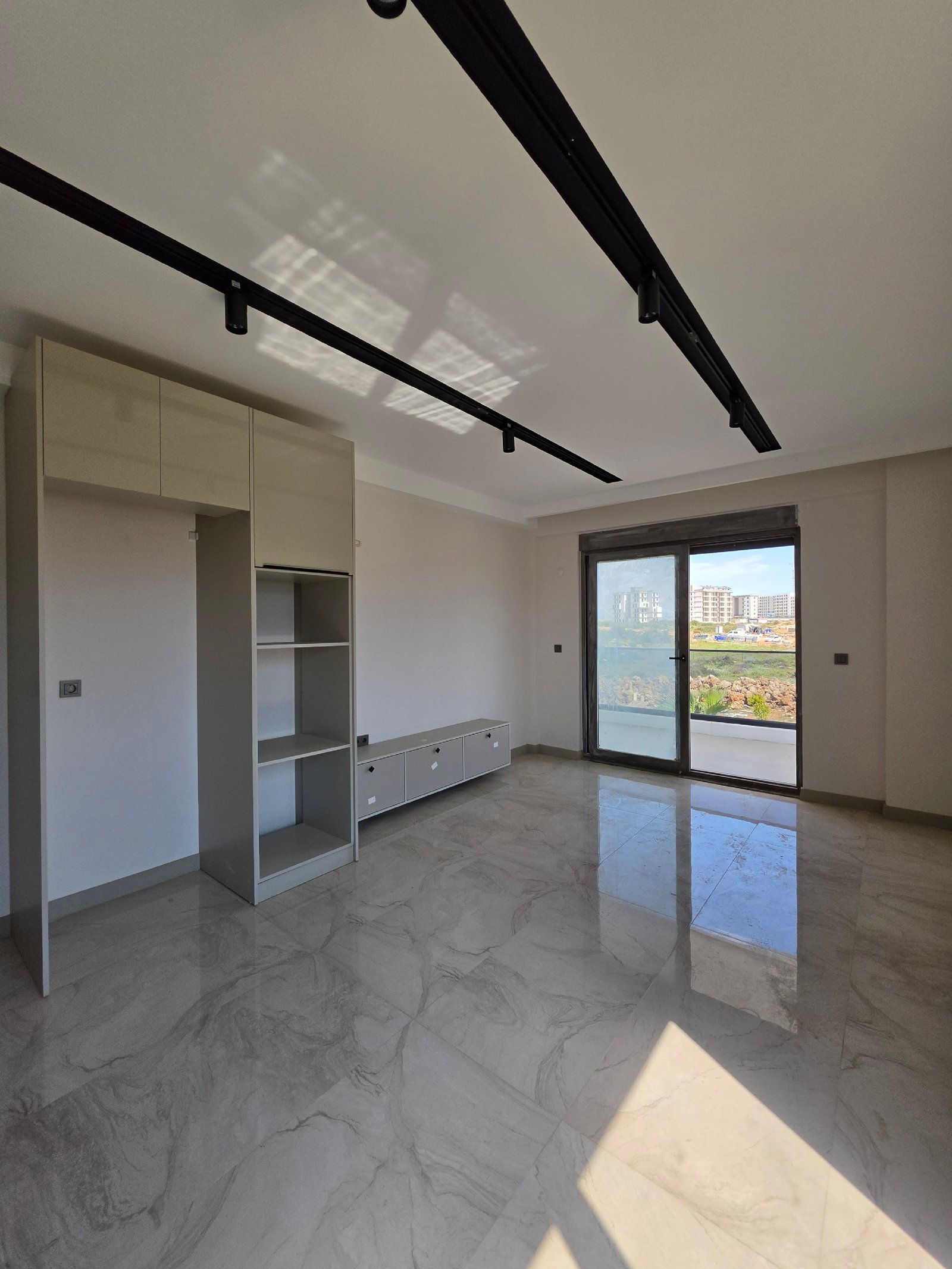 ANTALYA'DA KAPALI OTOPARKLI VE HAVUZLU SİTE'DE ARAKAT 2+1 SATILIK DAİRE