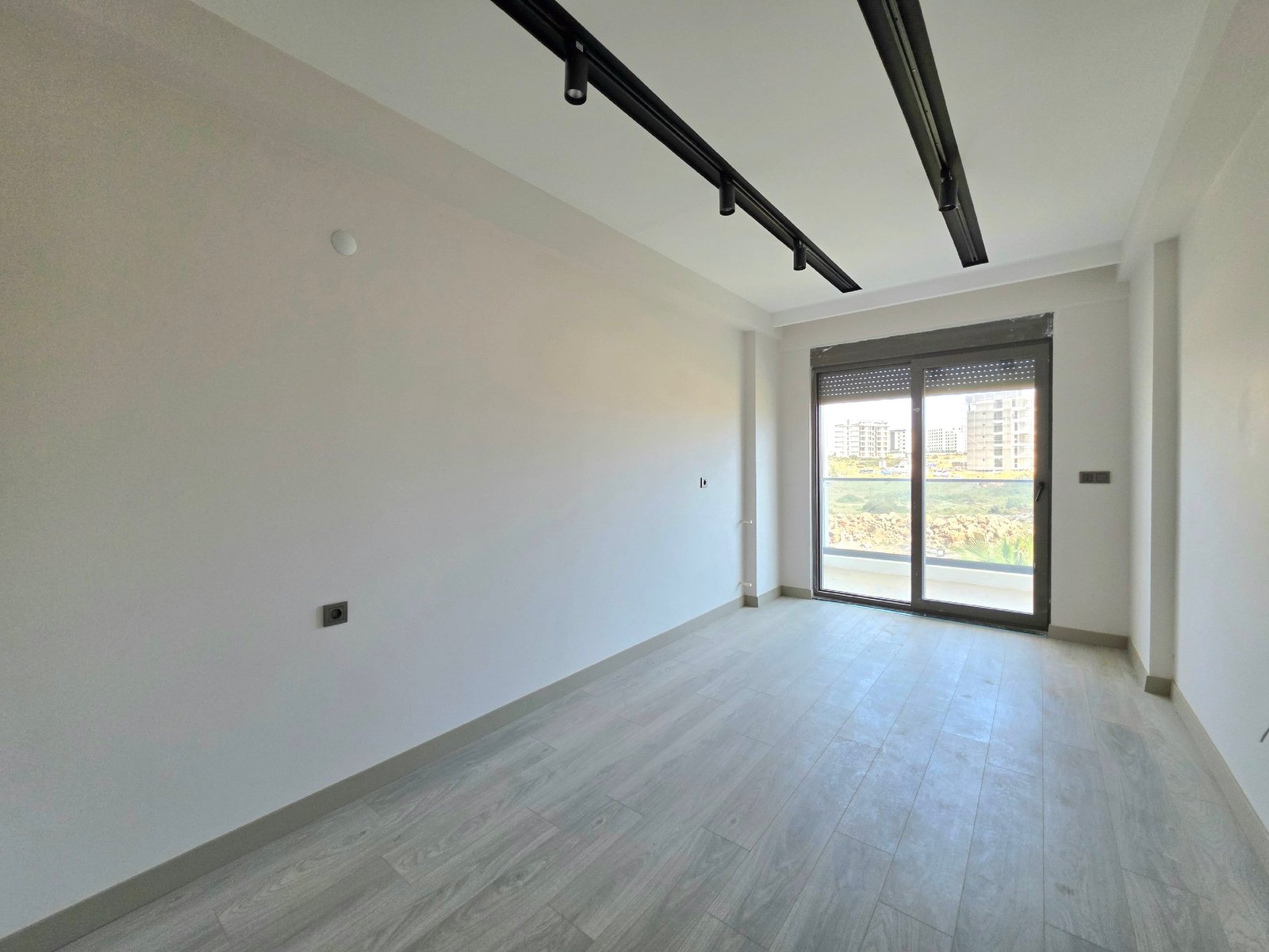 ANTALYA'DA KAPALI OTOPARKLI VE HAVUZLU SİTE'DE ARAKAT 2+1 SATILIK DAİRE